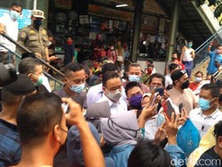 Anies ke Pasar Cengkareng, Warga Berkerumun Nyanyi Ultah-Minta Selfie