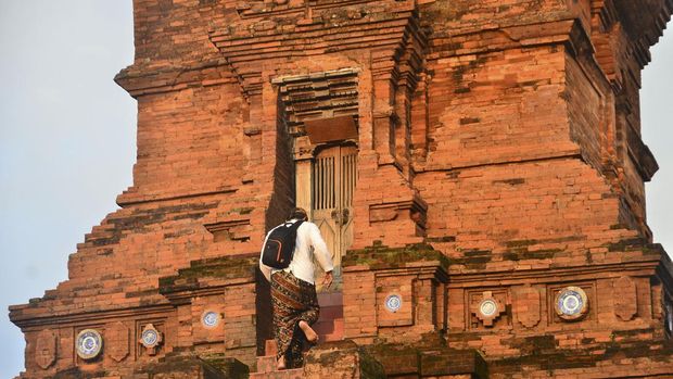 Pengurus masjid berjalan menuju pintu masuk menara di Masjid Menara Kudus, Desa Kauman, Kudus, Jawa Tengah. ANTARA FOTO/YUSUF NUGROHO