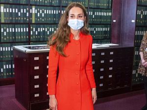 Kate Middleton Memesona Pakai Baju Merah Mencolok saat Rilis Buku Barunya