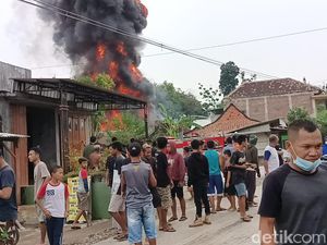 Kebakaran Toko dan Gudang Bahan Bakar di Sragen, 4 Orang Terluka