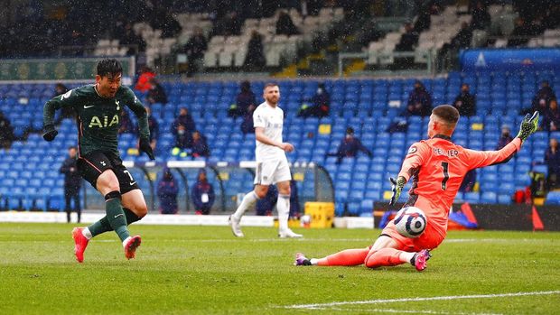 Tottenham's Son Heung-min, left, scores his team's first goal during the English Premier League soccer match between Leeds United and Tottenham Hotspur at Elland Road in Leeds, England, Saturday, May 8, 2021. (AP Photo/Jason Cairnduff/Pool)