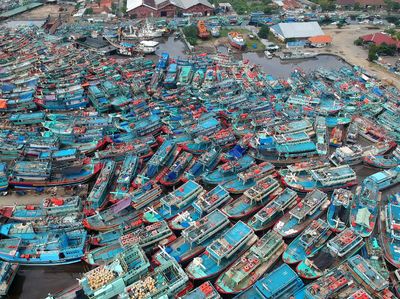 Duh, Nelayan di Tegal Tak Bisa Melaut Gegara Tumpukkan Kapal