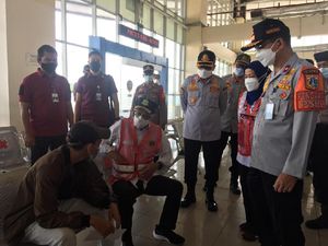 Momen Menhub Pantau Prokes di Terminal Pulo Gebang