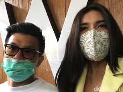 Cie... Millen Cyrus Gandeng Teman tapi Mesra