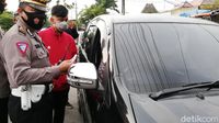 Momen Gibran Pantau Langsung Penyekatan Mudik