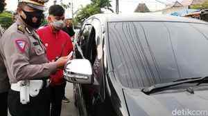 Momen Gibran Pantau Langsung Penyekatan Mudik