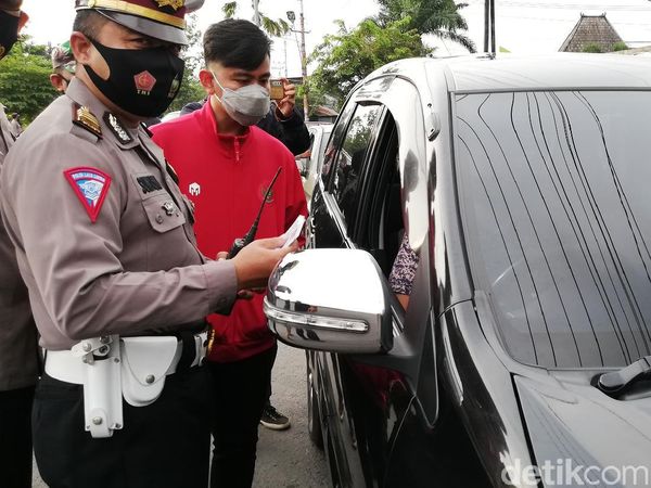 Momen Gibran Pantau Langsung Penyekatan Mudik