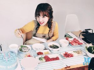 Imutnya Nayeon TWICE Saat Makan Corn Dog dan Macaron