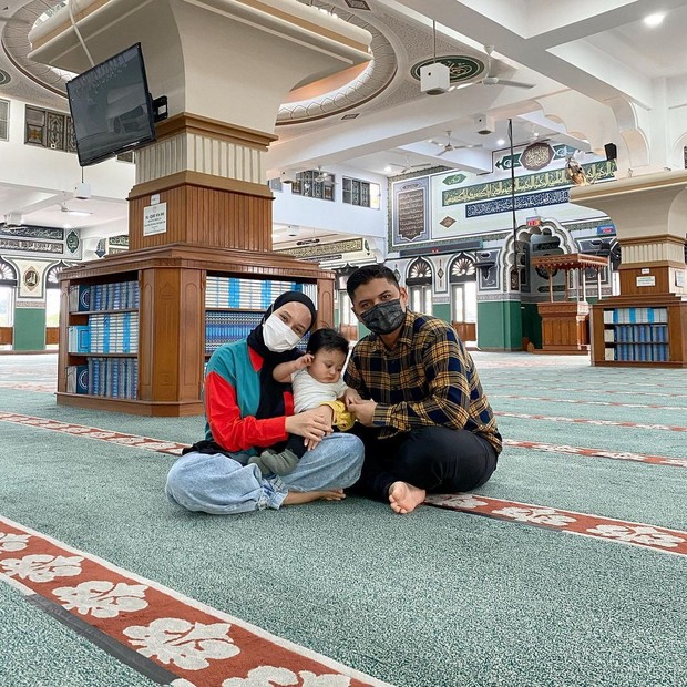 Nissa Chair dan keluarga/instagram.com/ilhameal Nissa Chair dan keluarga berada dalam sebuah masjid/instagram.com/ilhameal