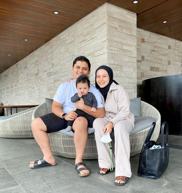Nissa Chair dan keluarga/instagram.com/ilhameal Nissa Chair dan keluarga menginap di sebuah villa/instagram.com/ilhameal