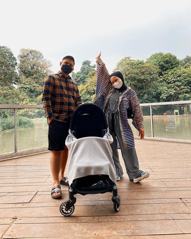 Nissa Chair dan keluarga/instagram.com/ilhameal Nissa Chair dan keluarga jalan-jalan bersama keluarga/instagram.com/ilhameal