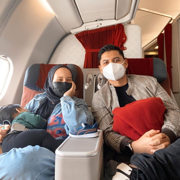 Nissa Chair dan keluarga/instagram.com/ilhameal Nissa Chair dan keluarga naik pesawat bersama/instagram.com/ilhameal