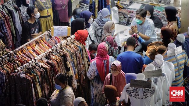 Pengunjung berbelanja kebutuhan Lebaran di Pasar Tanah Abang, Jakarta, Sabtu, 8 Mei 2021. CNN Indonesia/Adhi Wicaksono