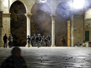 Bentrok Berdarah Polisi Israel-Warga di Al-Aqsa Usai Buka Puasa Bentrok Berdarah Polisi Israel-Warga di Al-Aqsa Usai Buka Puasa