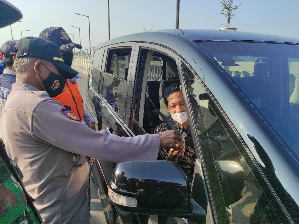 Kendaraan Pemudik di Jalur Tikus Jembatan Pebayuran Karawang Diputar Balik Kendaraan Pemudik di Jalur Tikus Jembatan Pebayuran Karawang Diputar Balik