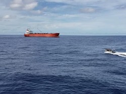 TNI AL Selamatkan WNA yang Terapung di Laut Natuna Utara