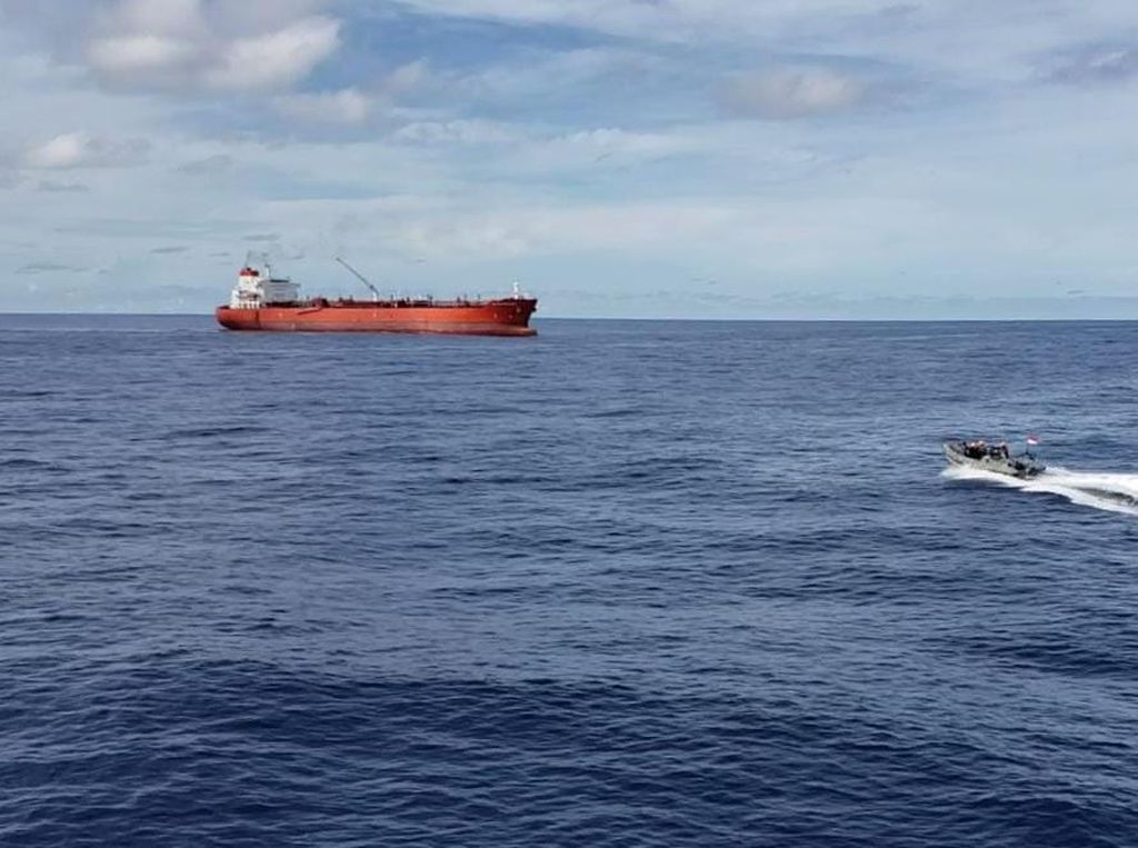 TNI AL Selamatkan WNA yang Terapung di Laut Natuna Utara TNI AL Selamatkan WNA yang Terapung di Laut Natuna Utara