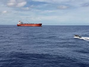 TNI AL Selamatkan WNA yang Terapung di Laut Natuna Utara TNI AL Selamatkan WNA yang Terapung di Laut Natuna Utara