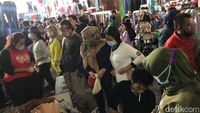 Penampakan Penuh Sesak Pengunjung di PKL Tanah Abang Jelang Lebaran