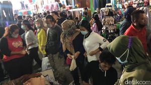 Penampakan Penuh Sesak Pengunjung di PKL Tanah Abang Jelang Lebaran