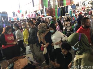 Penampakan Penuh Sesak Pengunjung di PKL Tanah Abang Jelang Lebaran