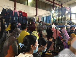 Pengunjung Juga Serbu PKL Tanah Abang, Kondisi Penuh Sesak