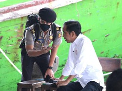 Cerita Jokowi Tak Pernah Tempelkan HP di Telinga Selama Pandemi