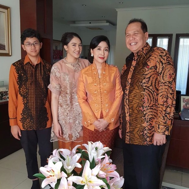 Putri Tanjung dan keluarga