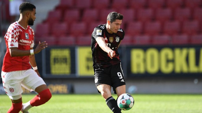 MAINZ, GERMANY - APRIL 24: Robert Lewandowski of FC Bayern Muenchen  scores their teams first goal  during the Bundesliga match between 1. FSV Mainz 05 and FC Bayern Muenchen at Opel Arena on April 24, 2021 in Mainz, Germany. Sporting stadiums around Germany remain under strict restrictions due to the Coronavirus Pandemic as Government social distancing laws prohibit fans inside venues resulting in games being played behind closed doors.  (Photo by Alexander Scheuber/Getty Images)