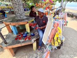 Dilarang Angkut Pemudik, Sopir Bus di Sukabumi Banting Setir Jual Mainan