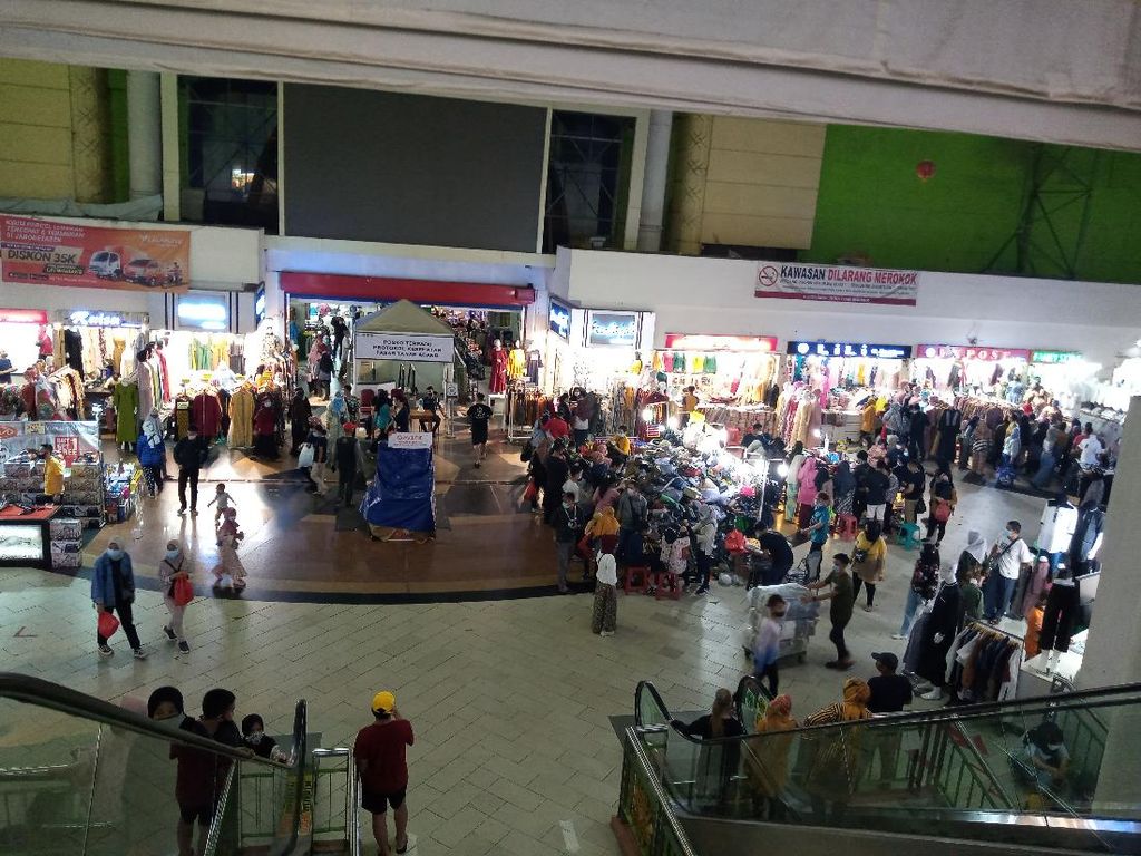 Ramai Pengunjung, Begini Situasi Pasar Tanah Abang Sabtu Pagi Ramai Pengunjung, Begini Situasi Pasar Tanah Abang Sabtu Pagi