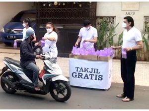 Warga Keturunan India Ini Berbagi Takjil Gratis Selama Ramadan