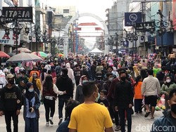 Abai Jaga Jarak, Pengunjung Padati Tempat Belanja di Bandung