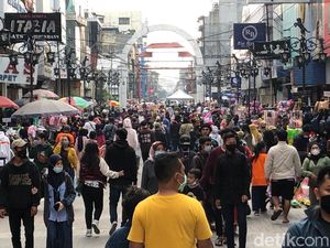 Abai Jaga Jarak, Pengunjung Padati Tempat Belanja di Bandung Abai Jaga Jarak, Pengunjung Padati Tempat Belanja di Bandung