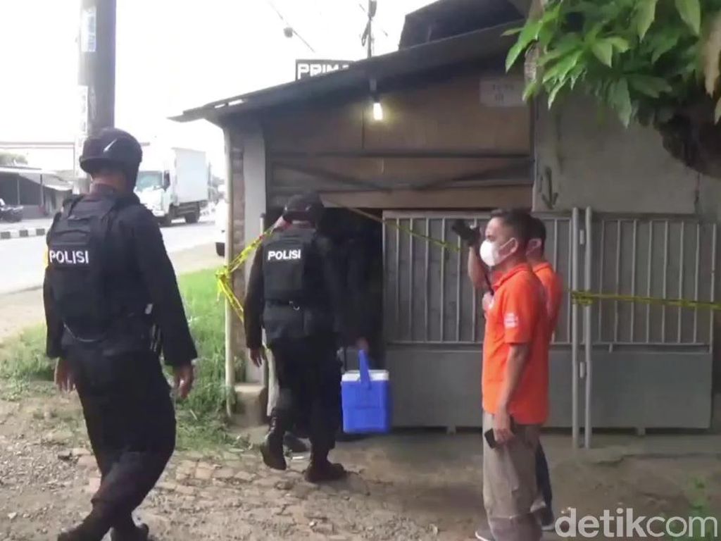 Geledah Rumah Terduga Teroris di Subang, Polisi Sita CPU dan Golok Geledah Rumah Terduga Teroris di Subang, Polisi Sita CPU dan Golok