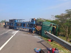 Truk Bawa Pemudik Terguling di Tol Cipali, 2 Orang Terluka