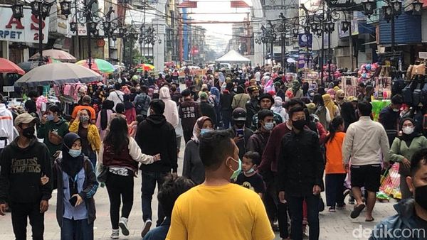 Tumpah Ruah Warga Bandung Jelang Lebaran