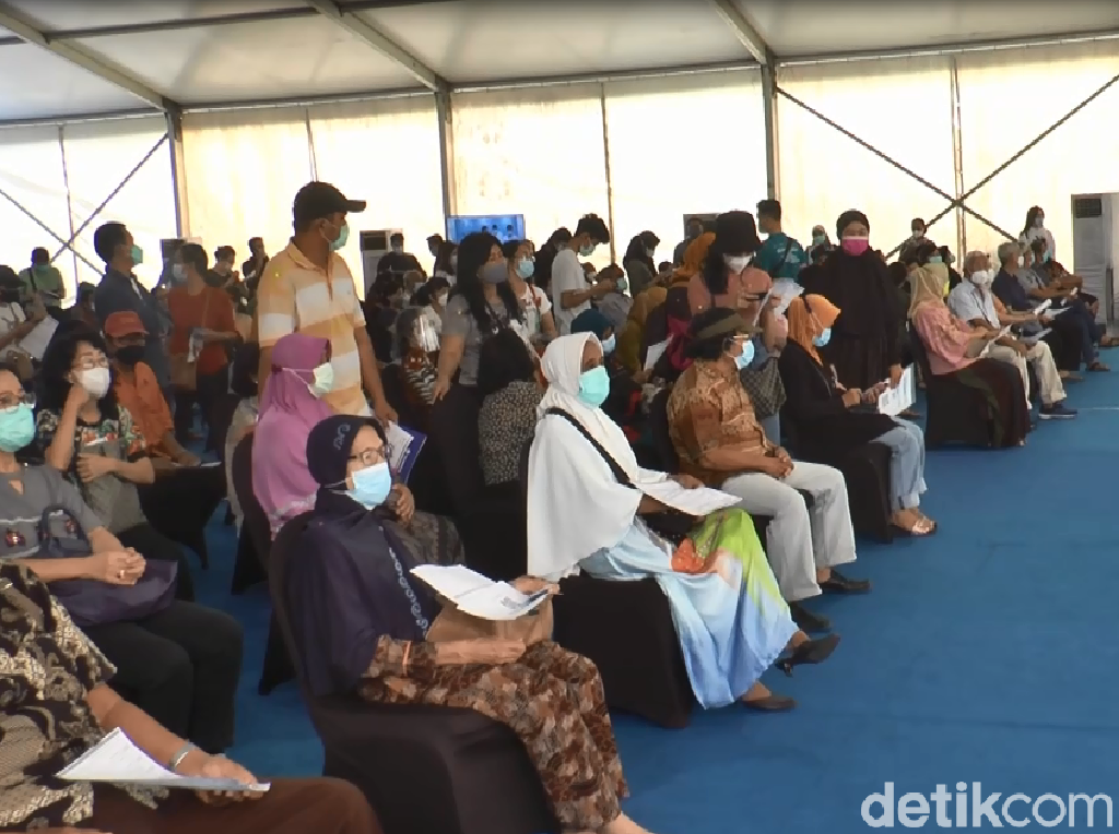 Puncak Kekesalan Satgas soal Kerumunan dalam Vaksinasi COVID-19 di Grand City Puncak Kekesalan Satgas soal Kerumunan dalam Vaksinasi COVID-19 di Grand City