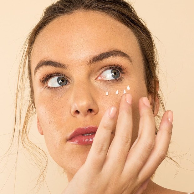 vitamin K memiliki fungsi dasar yang dianggap membantu kondisi kulit tertentu, seperti stretch mark, pembuluh darah yang terlihat, mengatasi dark spot dan lingkaran hitam di bawah mata.