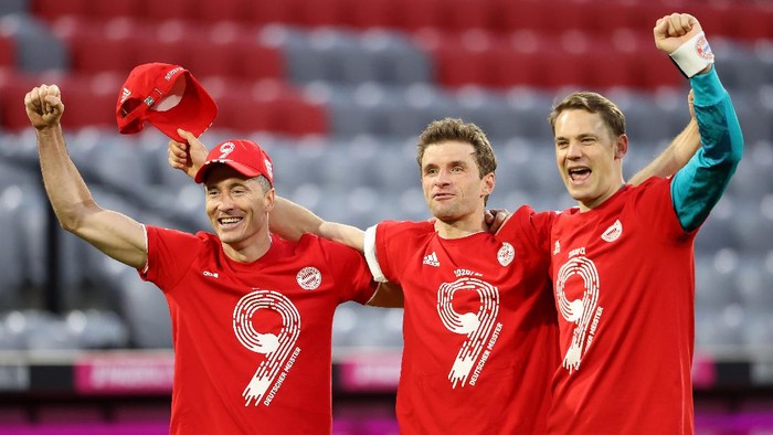 MUNICH, GERMANY - MAY 08: Robert Lewandowski, Thomas Mueller and Manuel Neuer of FC Bayern Muenchen celebrates winning the Bundesliga title after the Bundesliga match between FC Bayern Muenchen and Borussia Moenchengladbach at Allianz Arena on May 08, 2021 in Munich, Germany. Sporting stadiums around Germany remain under strict restrictions due to the Coronavirus Pandemic as Government social distancing laws prohibit fans inside venues resulting in games being played behind closed doors. (Photo by Alexander Hassenstein/Getty Images)