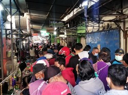 Kerumunan di Pasar Klithikan Solo, Pengunjung Berdesakan