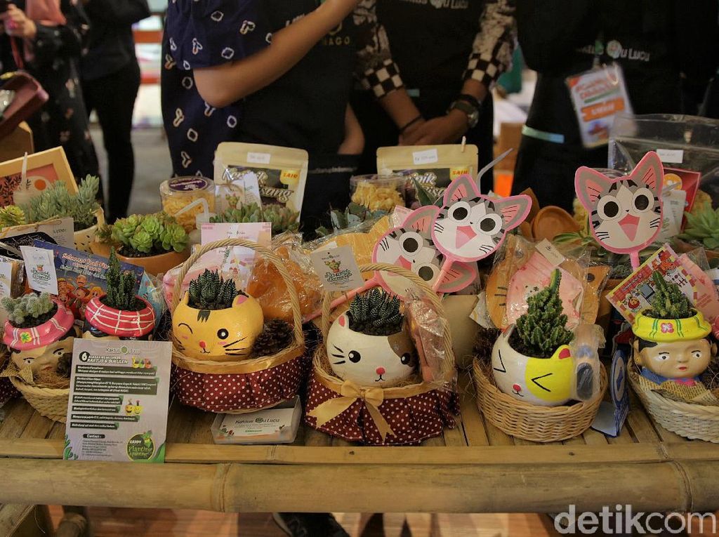 Hampers Pot Lukis Ramai Diserbu Pengunjung Pameran Gak Mudik Dibikin Asik Hampers Pot Lukis Ramai Diserbu Pengunjung Pameran Gak Mudik Dibikin Asik