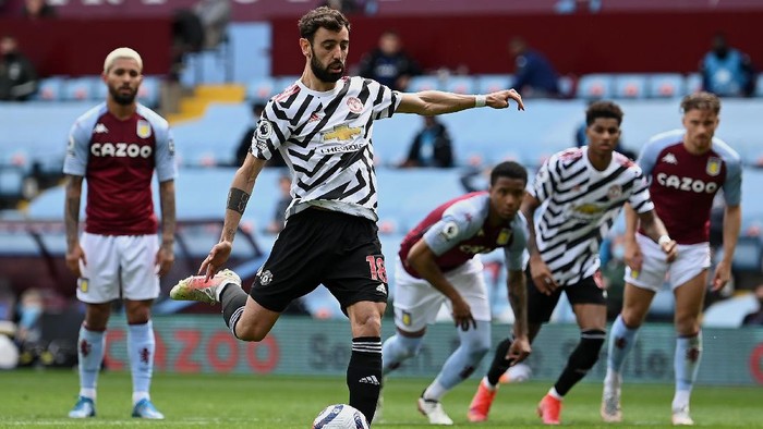 BIRMINGHAM, ENGLAND - MAY 09: Bruno Fernandes of Manchester United scores their sides first goal from the penalty spot during the Premier League match between Aston Villa and Manchester United at Villa Park on May 09, 2021 in Birmingham, England. Sporting stadiums around the UK remain under strict restrictions due to the Coronavirus Pandemic as Government social distancing laws prohibit fans inside venues resulting in games being played behind closed doors. (Photo by Shaun Botterill/Getty Images)