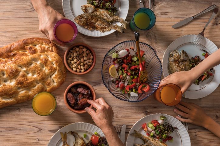 cara makan sahur yang dianjurkan islam Begini Cara Makan Sahur yang Benar dan Dianjurkan Islam