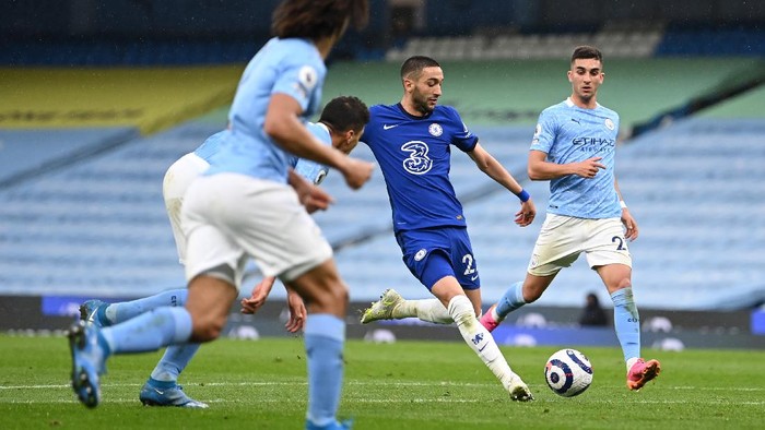 MANCHESTER, ENGLAND - MAY 08: Hakim Ziyech of Chelsea scores their sides first goal during the Premier League match between Manchester City and Chelsea at Etihad Stadium on May 08, 2021 in Manchester, England. Sporting stadiums around the UK remain under strict restrictions due to the Coronavirus Pandemic as Government social distancing laws prohibit fans inside venues resulting in games being played behind closed doors. (Photo by Shaun Botterill/Getty Images)