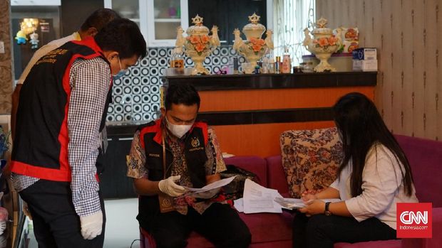 Kejaksaan Negeri (Kejari) Medan melakukan penahanan terhadap eks Bendahara Puskesmas Glugur Darat berinisial EW (35).