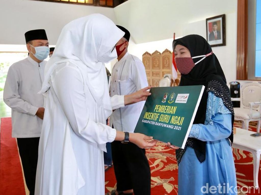 Insentif Rp 8,7 M Cair untuk 12 Ribu Guru Ngaji di Banyuwangi Insentif Rp 8,7 M Cair untuk 12 Ribu Guru Ngaji di Banyuwangi