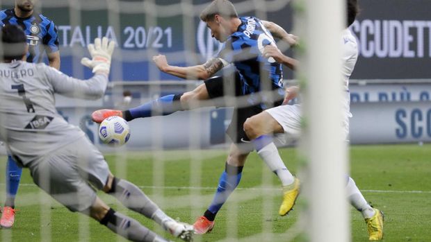 Inter Milan's Andrea Pinamonti, center, scores his side's fourth goal during a Serie A soccer match between Inter Milan and Sampdoria, at Milan's San Siro stadium, Saturday, May 8, 2021. (AP Photo/Luca Bruno)