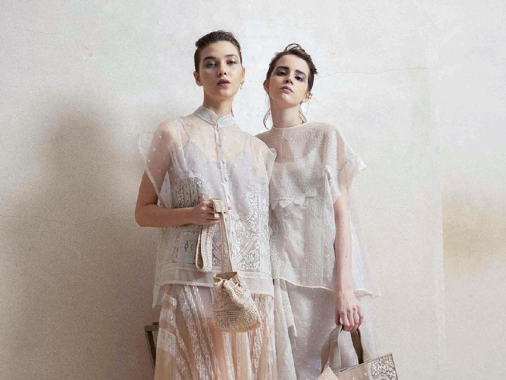 Intip Koleksi Baju Lebaran 2021 dari 5 Desainer Ternama Indonesia Intip Koleksi Baju Lebaran 2021 dari 5 Desainer Ternama Indonesia