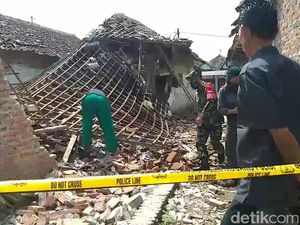 Rumah di Pasuran Ambruk Terkena Ledakan Petasan
